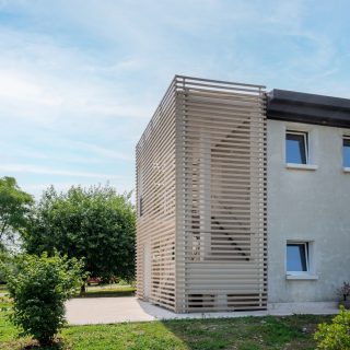 Brise soleil per proteggere dall’irraggiamento solare senza precludere vista ed illuminazione. Applicazione con nostro profilo FLEXI. 
\\
\\
\\
#felli #inspiredbynature #madeinitaly #madeinFelli #archilovers #interior #decor #architecturelovers #designer #furniture #archidaily #architect #homedecor #house #decoration #buildings #graphicdesign #ecosostenibilità #greenlife #ecosystem #ecolife #projects #design #wpc #outdoor #decking #brisesoleil #rivestimentiverticali #projects